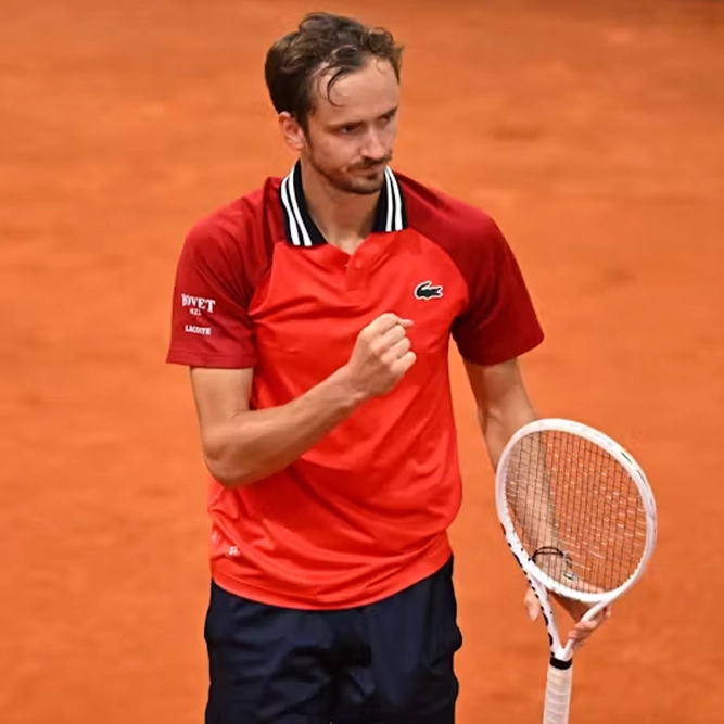 Si Daniil Medvedev ay nagbalik ng bola sa laban sa Roland Garros 2025.
