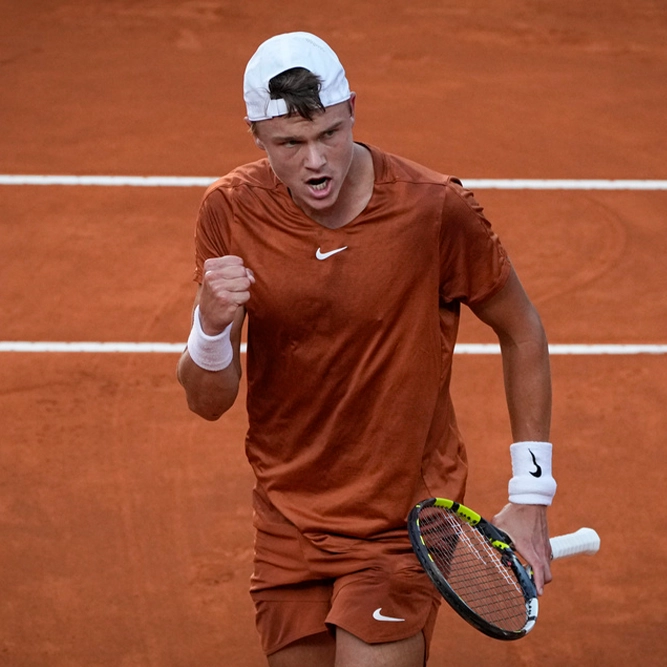 Si Holger Rune ay kumikilos sa torneo ng tennis Roland Garros 2025.