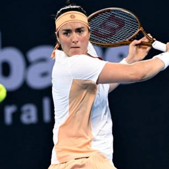 Ipinapakita ni Ons Jabeur ang kanyang natatanging teknik sa Roland Garros 2025.