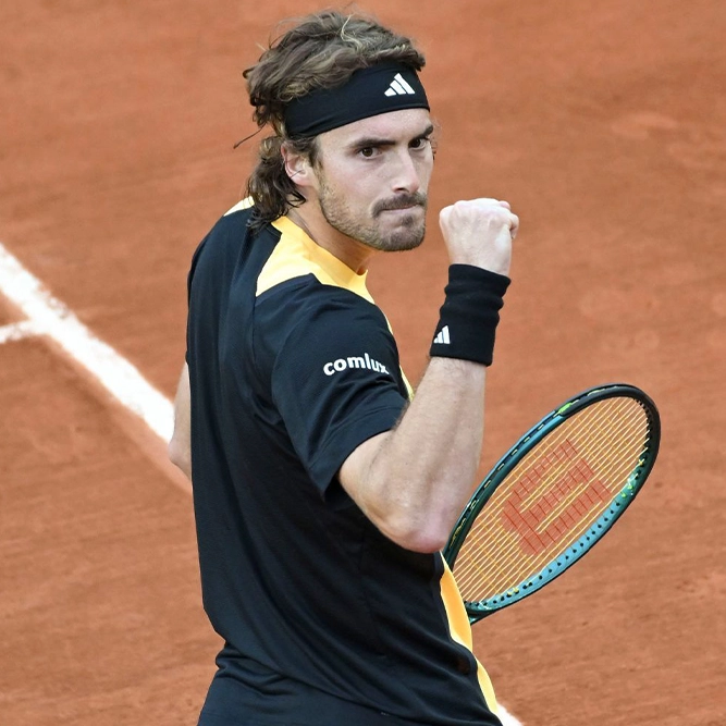 Ipinapakita ni Stefanos Tsitsipas ang kanyang istilo ng paglalaro sa Roland Garros 2025.
